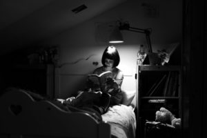 Alice, en quarantaine de l'espace de sa nouvelle chambre