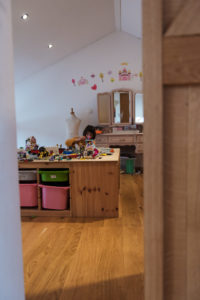 Alice, en quarantaine de l'espace de sa nouvelle chambre