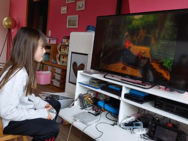 Les enfants découvrent la 3D rugueuse de la première PlayStation