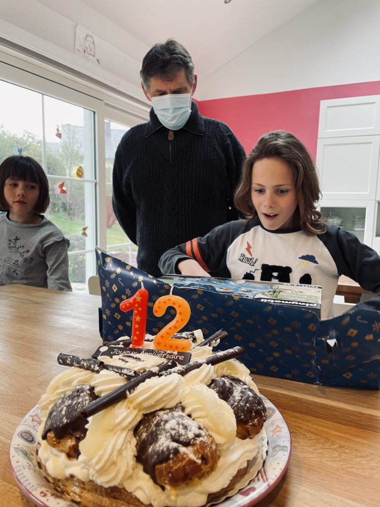 Papy t'a fait une belle surprise pour ton anniversaire, une magnifique Coccinelle Playmobil !