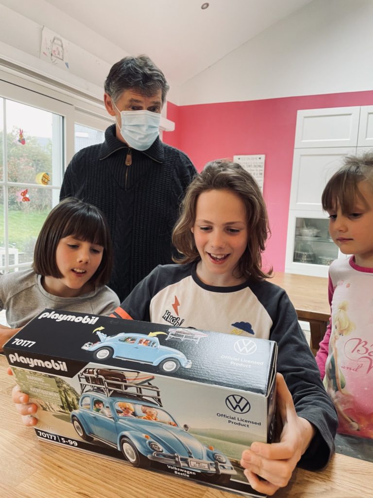 Papy t'a fait une belle surprise pour ton anniversaire, une magnifique Coccinelle Playmobil !