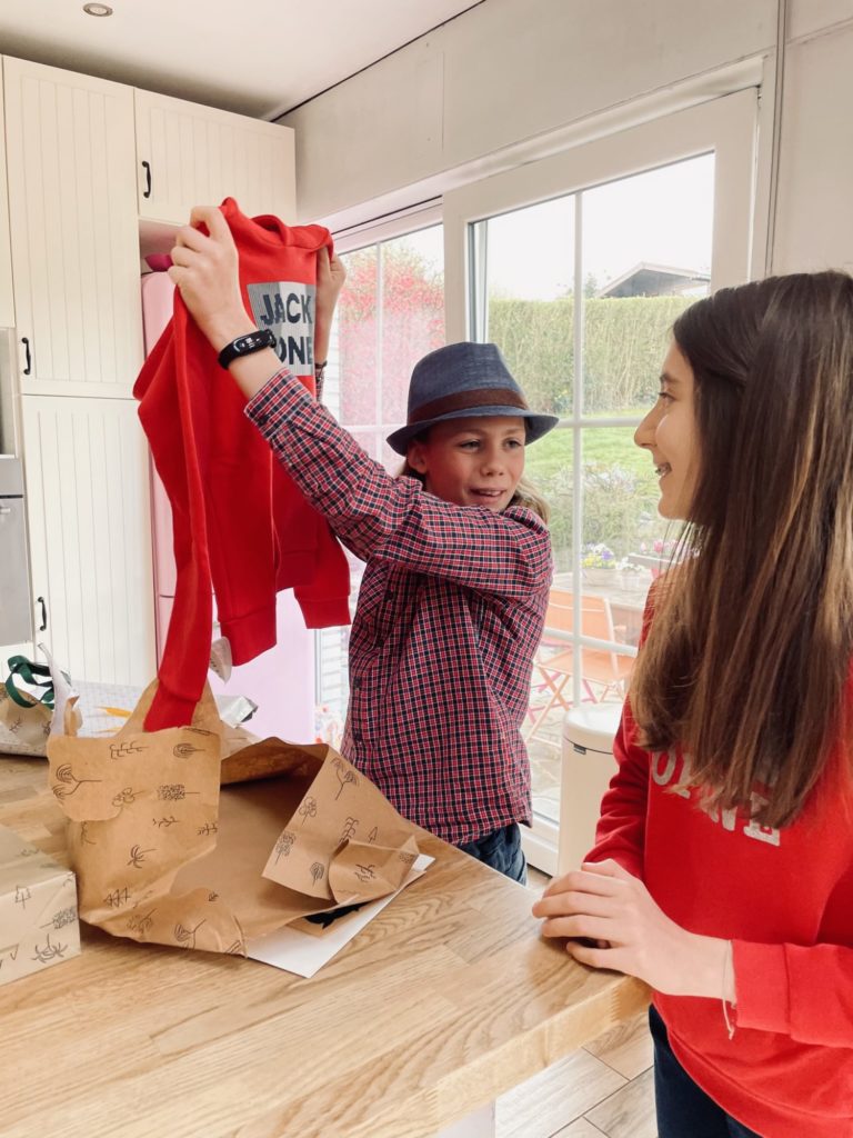 Voilà longtemps que tu voulais inviter ton amie Alexia à la maison pour ton anniversaire !
