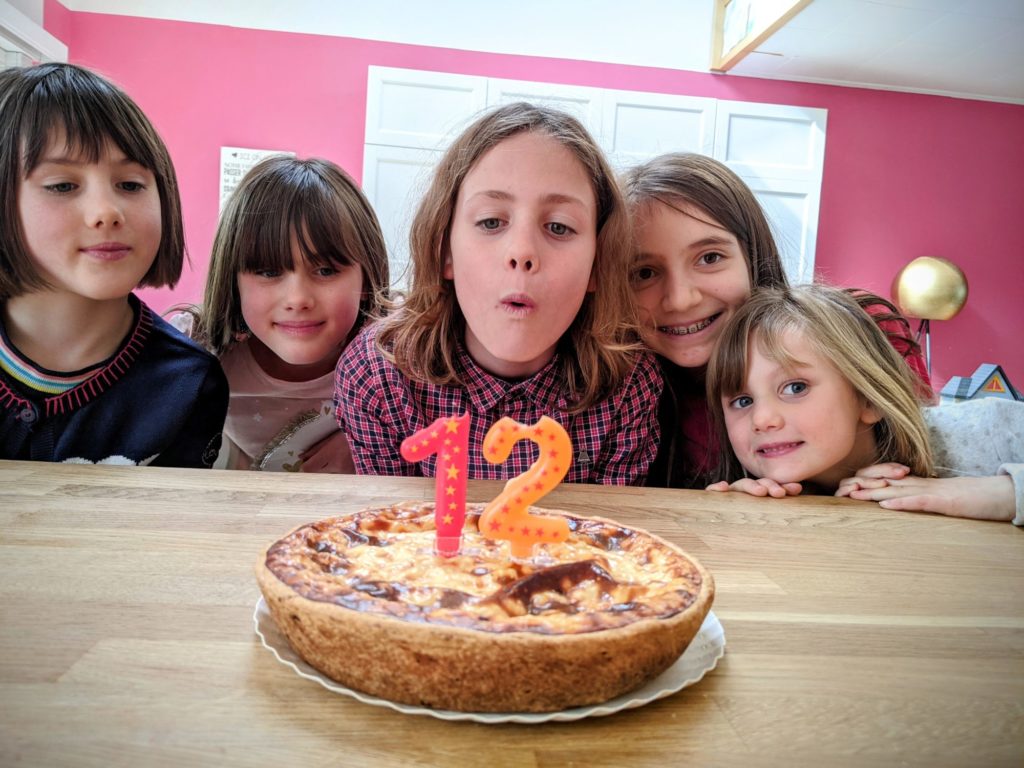 Voilà longtemps que tu voulais inviter ton amie Alexia à la maison pour ton anniversaire !
