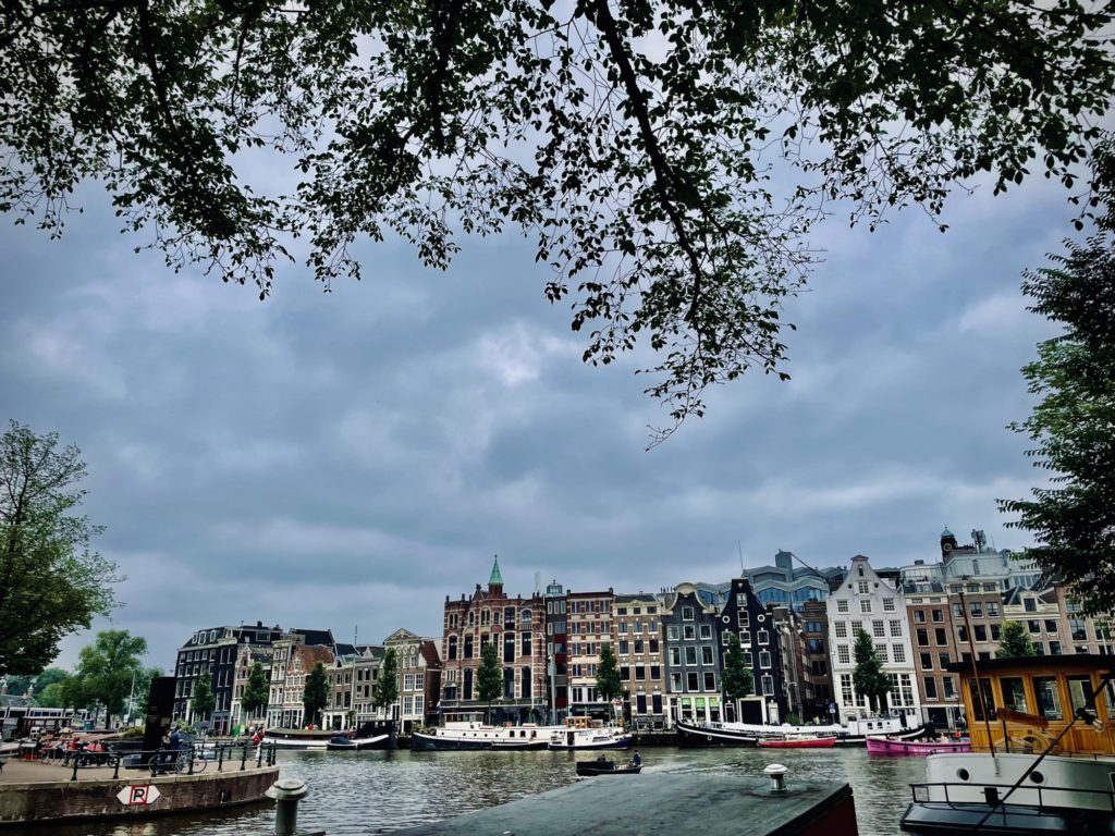 Les jolies maisons le long des canaux d'Amsterdam.