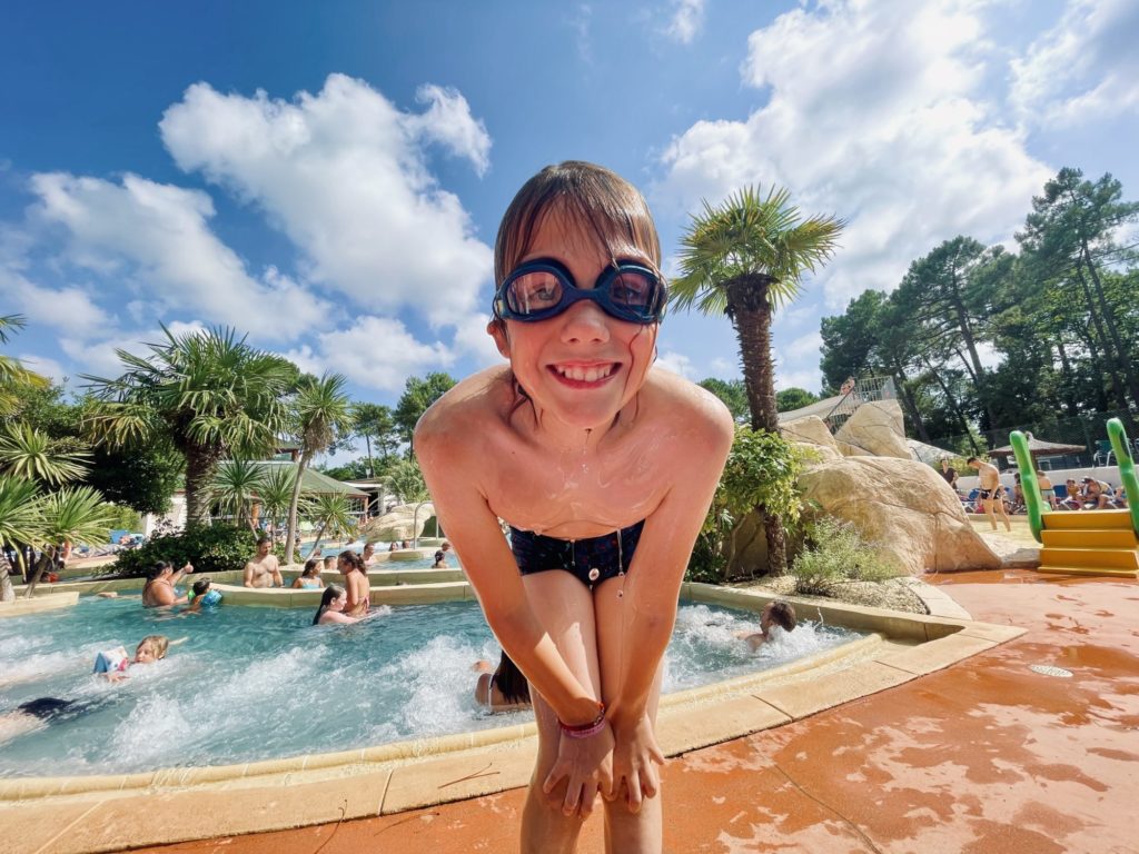 Youpla, on plonge dans la super piscine du Camping Sanday - L'orée du bois