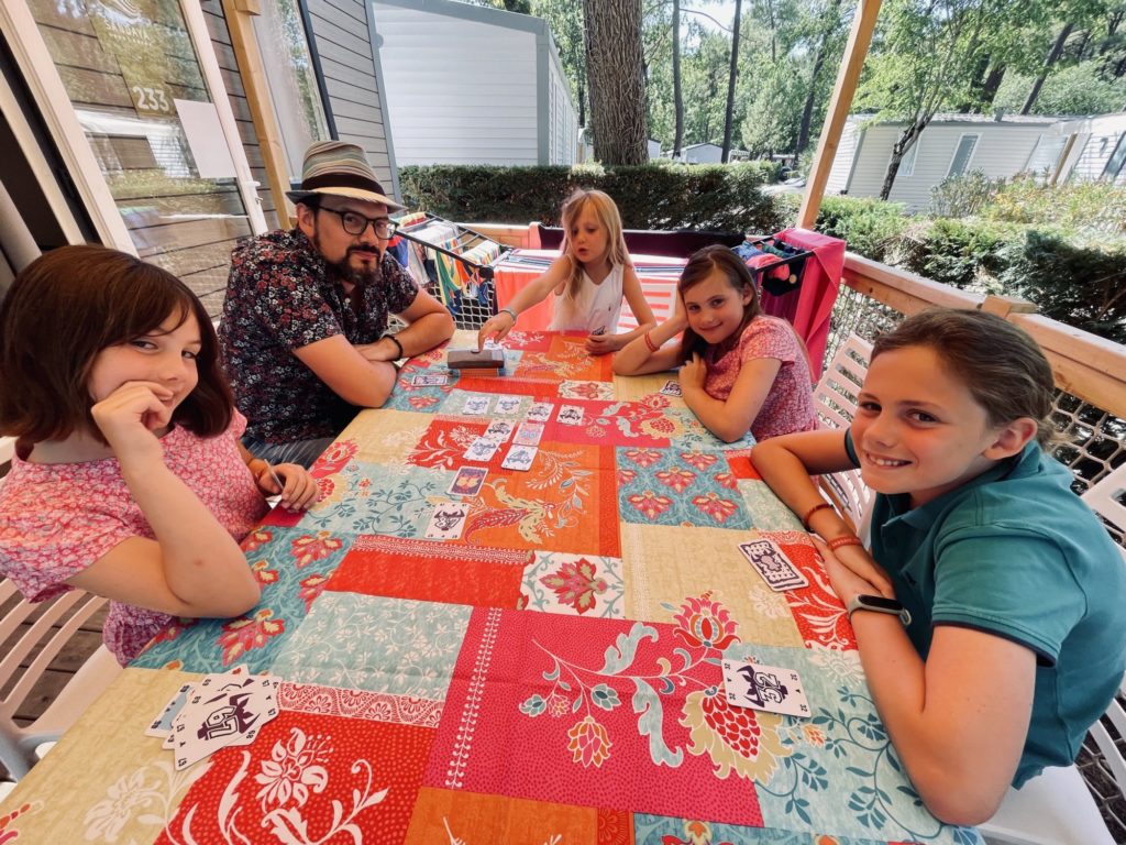 Allé, on se fait un petit "6 tu prends" ? - Camping Sanday : L'orée du Bois