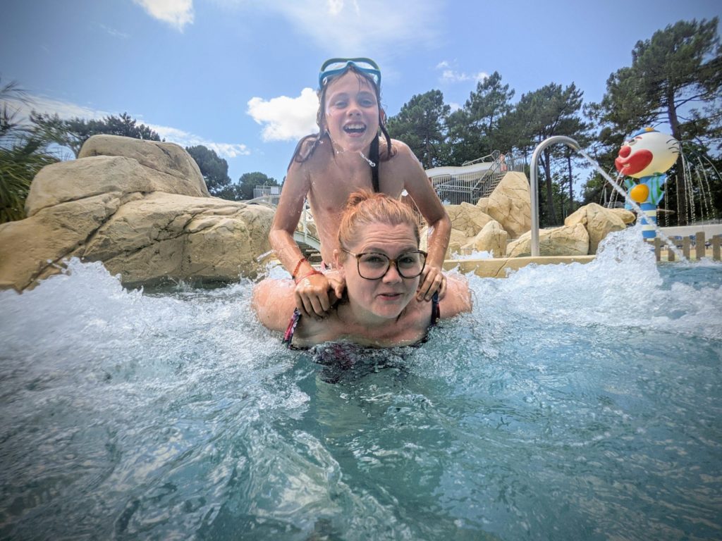 Youpla, on plonge dans la super piscine du Camping Sanday - L'orée du bois