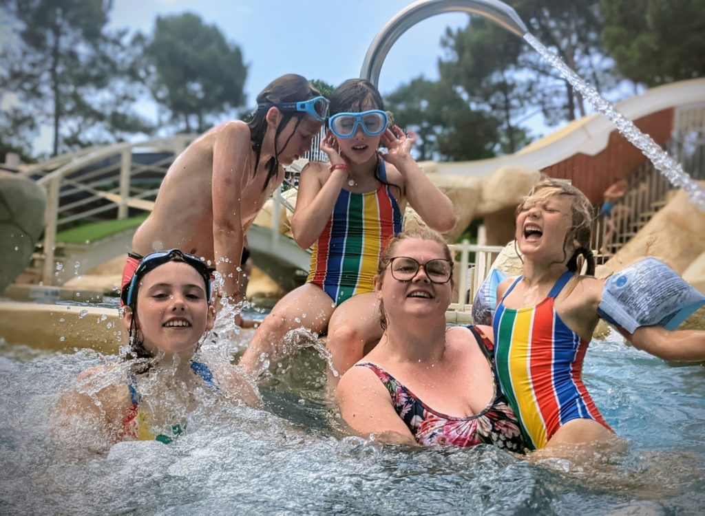 Youpla, on plonge dans la super piscine du Camping Sanday - L'orée du bois