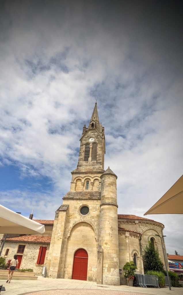 Elle fait un peu fusée cette église à Saint-Georges-en-Didonne