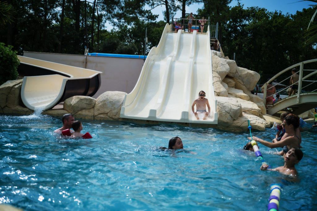 Youpla, on plonge dans la super piscine du Camping Sanday - L'orée du bois