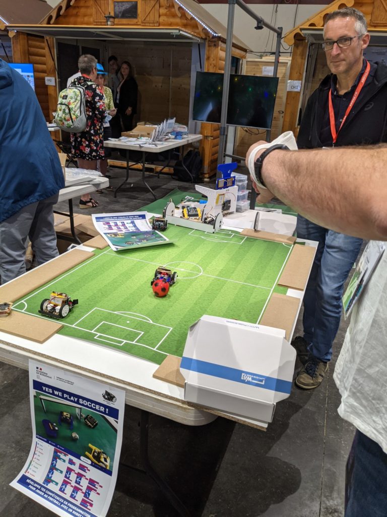 Des petits robots qui jouent au Football !