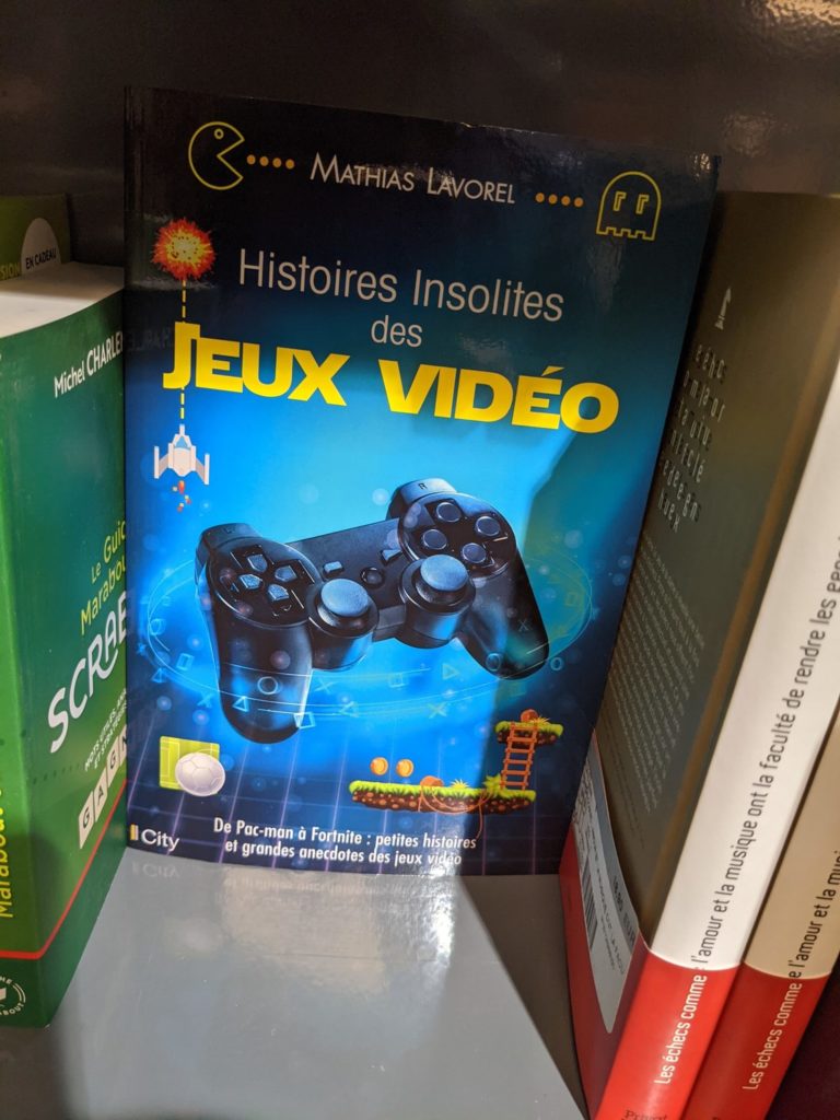 Chaque fois que je vais chez Club, je fais mon casse pied depuis des années à leur poser la question "Tiens vous avez des ouvrages sur les Jeux Vidéo"... Non mais mais on a des livres sur Windows, Photoshop ou encore des romans Minecraft... Pour la première fois, ils en avaient un ! Cela semble très générique, pas d'illustrations dans celui là, mais c'est déjà un bon point. Quelqu'un connait l'auteur ?