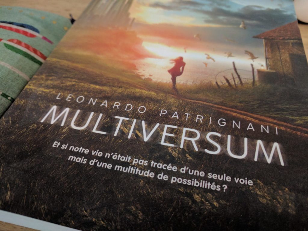 Ah oui, tiens j'avais vu ce livre en son temps Alex vit en Italie, Jenny en Australie. Ils ont seize ans. Un lien subtil les unit depuis toujours : un dialogue télépathique qui surgit sans prévenir, dans un état d'inconscience. Jusqu'au moment où les adolescents décident de se rencontrer pour la première fois. Mais le jour de leur rendez-vous, ils sont là tous les deux au même endroit, cependant ils ne peuvent se voir... Ils découvrent qu'il existe une infinité d'univers parallèles et que la réalité qui les entoure n'est qu'une de ses multiples dimensions. Une vérité qui bouscule totalement leur existence, détruisant toute certitude sur leur monde. Comment Alex et Jenny pourront-ils se retrouver pour vivre leur amour ? Alors même que leur destin semble lié à celui, inéluctable, de la Terre...