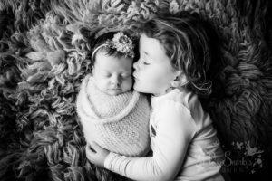 Shooting nouveau né avec petite soeur - Petite Snorkys Photography - Liège, Enseux