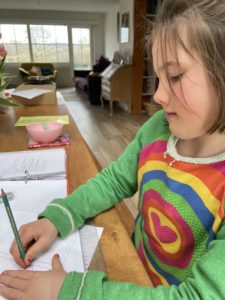 Aujourd'hui, mademoiselle Alice présente l'Atomium à ses camarades de classe 15 41 37