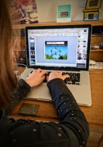 Aujourd'hui, mademoiselle Alice présente l'Atomium à ses camarades de classe