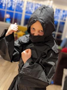 Tu as raison, Rose, montre leur à ses garçons que les filles ont bien le droit de se déguiser en #Ninja !