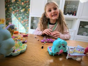 C'est les vacances, alors Papa a sorti des Polly Pockets !