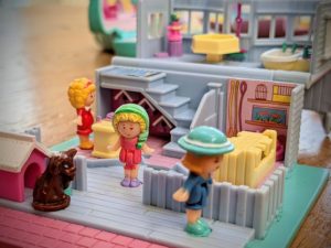 C'est les vacances, alors Papa a sorti des Polly Pockets !