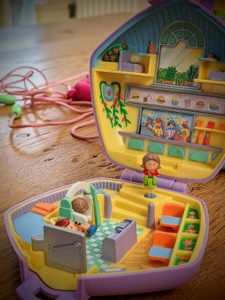 C'est les vacances, alors Papa a sorti des Polly Pockets !