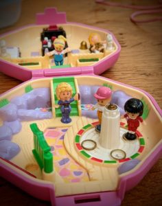 C'est les vacances, alors Papa a sorti des Polly Pockets !