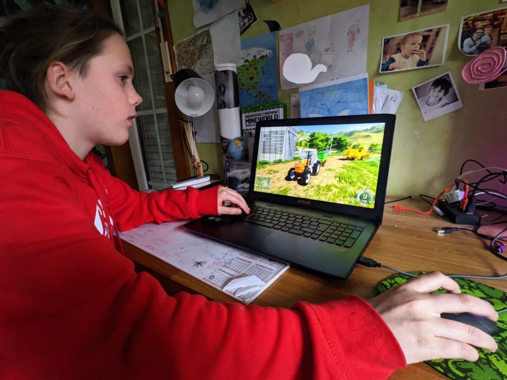 Charly fait ses armes en tracteur - Farming Simulator