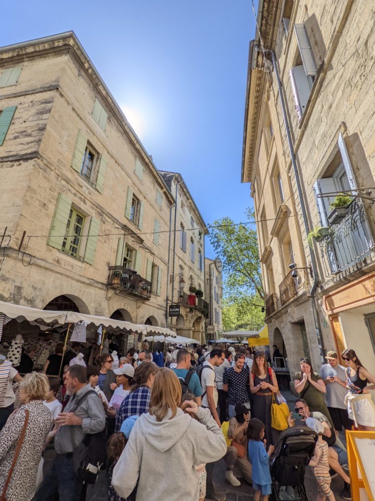 Flanons sur le marché d'Uzès avant de remonter en Belgique