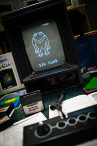 V-Frogger by Chris Salomon, 1998 - Vectrex Multigame Card by Pierre 'Cyborg Jeff' MARTIN.