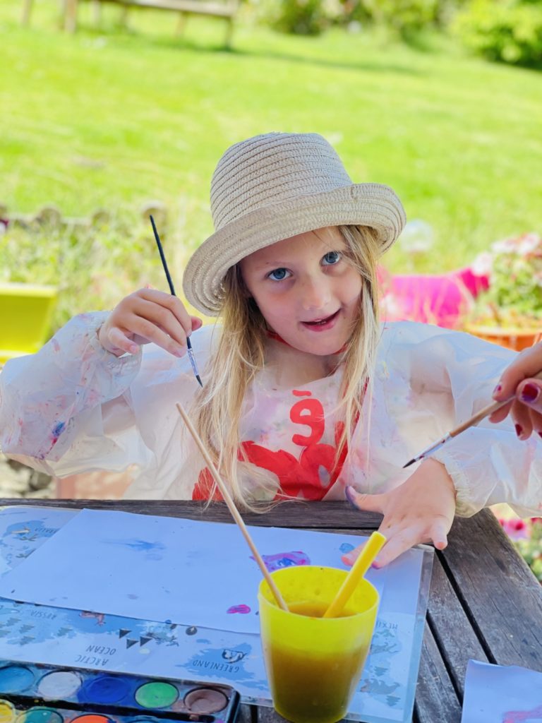 Madame organise un atelier peinture