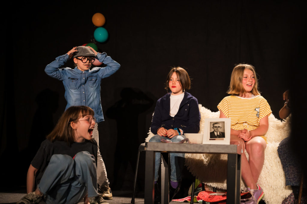 Souvenir du spectacle de théâtre d'Alice - Drôle de Famille - L'Annexe Théatre, 2022
