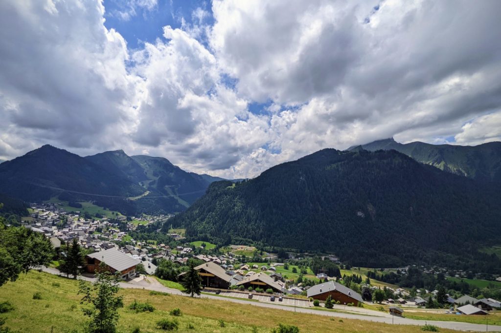 En route avec notre guide Aline pour un goûter dans les alpages à la Ferme de la Barbossine - Vacances en Haute Savoie - Chatel