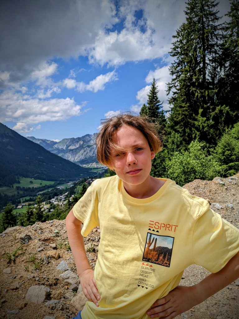 En route avec notre guide Aline pour un goûter dans les alpages à la Ferme de la Barbossine - Vacances en Haute Savoie - Chatel