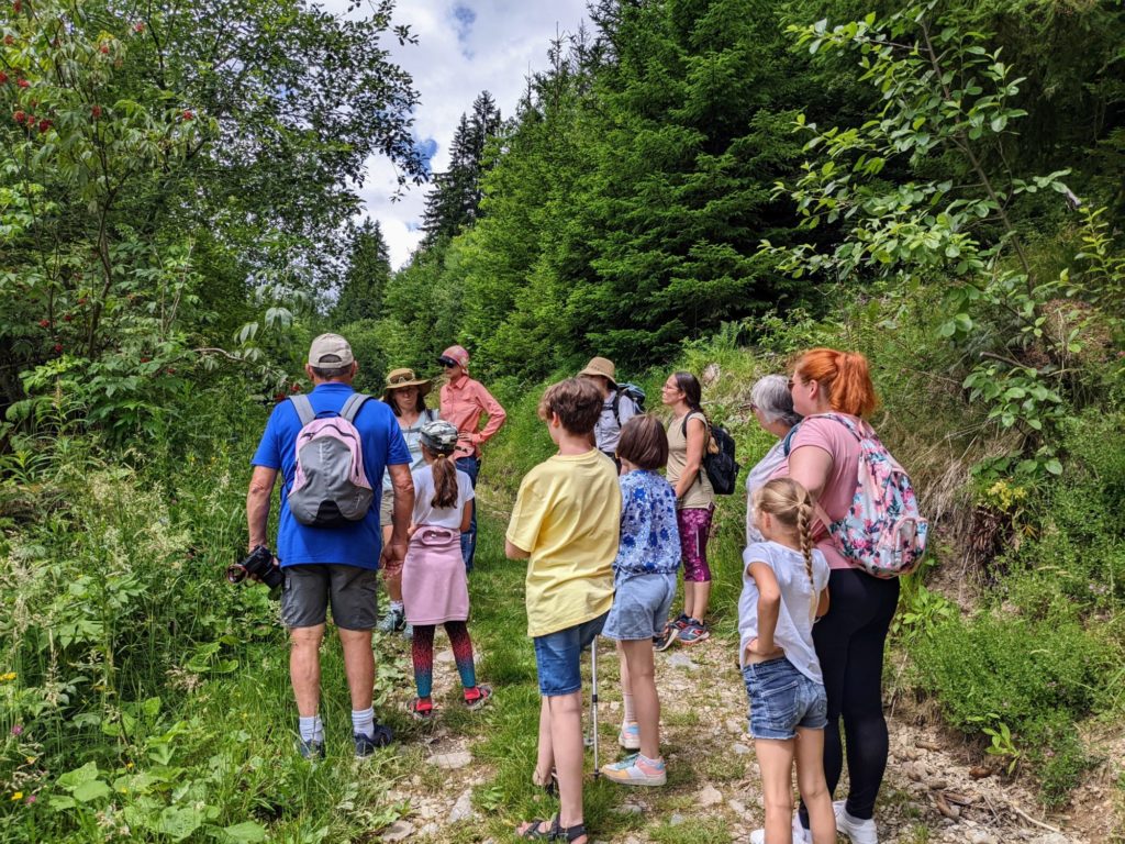 En route avec notre guide Aline pour un goûter dans les alpages à la Ferme de la Barbossine - Vacances en Haute Savoie - Chatel