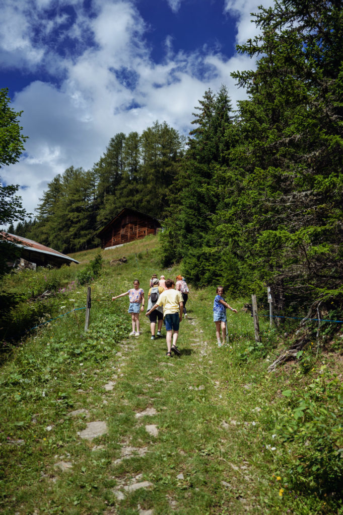 En route avec notre guide Aline pour un goûter dans les alpages à la Ferme de la Barbossine - Vacances en Haute Savoie - Chatel