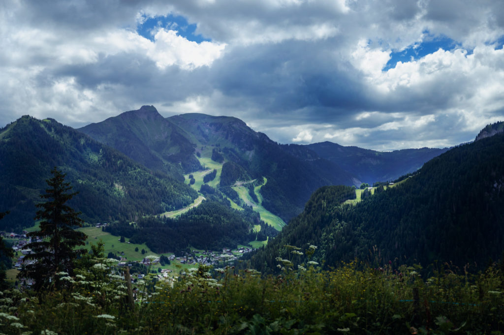 En route avec notre guide Aline pour un goûter dans les alpages à la Ferme de la Barbossine - Vacances en Haute Savoie - Chatel