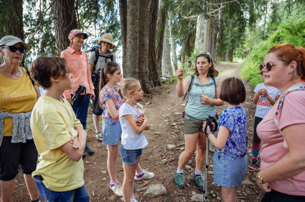 En route avec notre guide Aline pour un goûter dans les alpages à la Ferme de la Barbossine - Vacances en Haute Savoie - Chatel