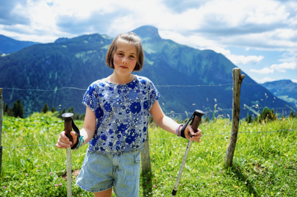 En route avec notre guide Aline pour un goûter dans les alpages à la Ferme de la Barbossine - Vacances en Haute Savoie - Chatel