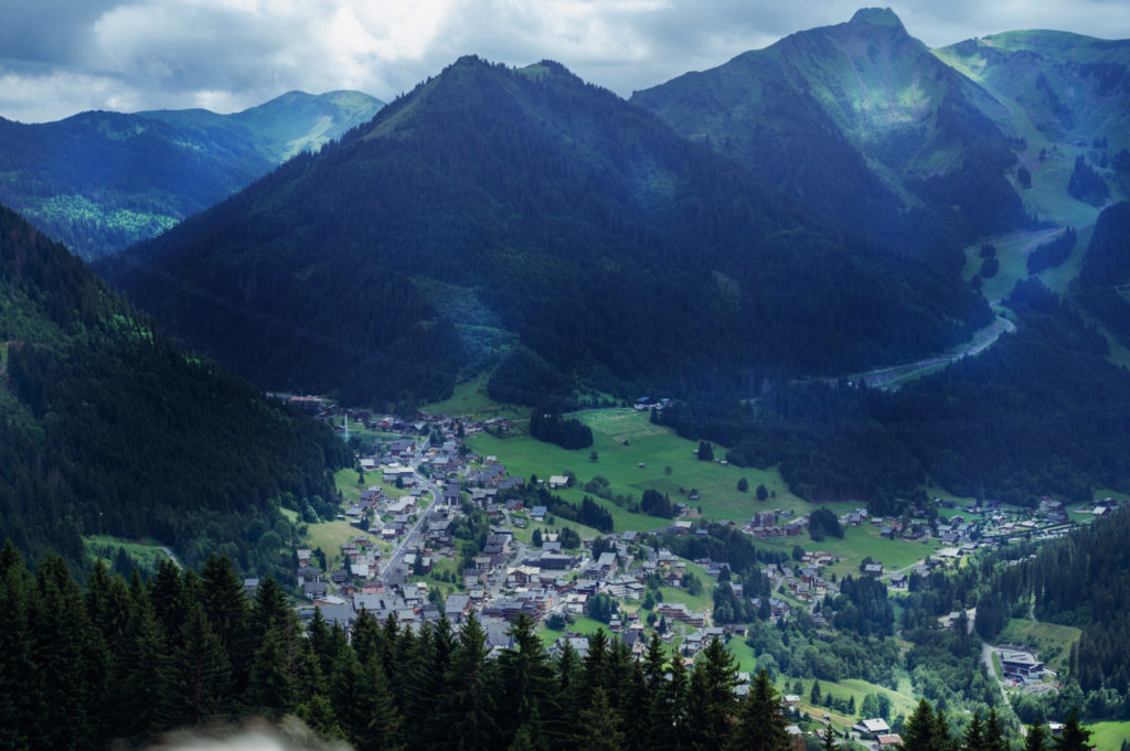 En route avec notre guide Aline pour un goûter dans les alpages à la Ferme de la Barbossine - Vacances en Haute Savoie - Chatel - Les Mondes de Cyborg Jeff, 2022