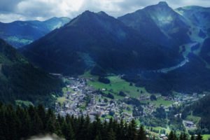 En route avec notre guide Aline pour un goûter dans les alpages à la Ferme de la Barbossine - Vacances en Haute Savoie - Chatel - Les Mondes de Cyborg Jeff, 2022