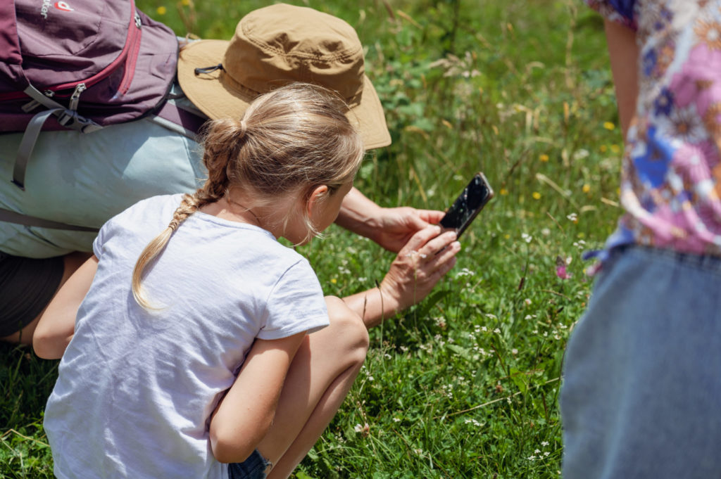 En route avec notre guide Aline pour un goûter dans les alpages à la Ferme de la Barbossine - Vacances en Haute Savoie - Chatel