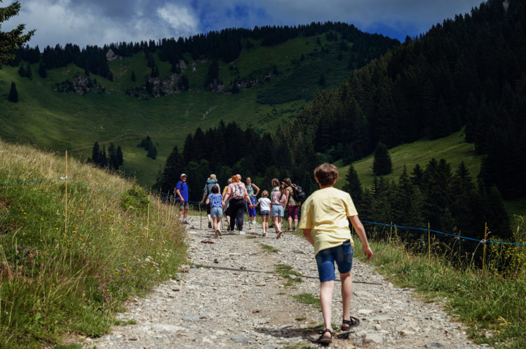 En route avec notre guide Aline pour un goûter dans les alpages à la Ferme de la Barbossine - Vacances en Haute Savoie - Chatel
