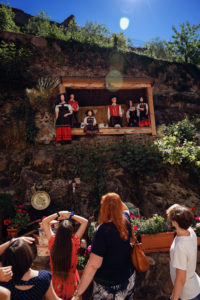 Sur la route des vacances, on visite Kayserberg en Alsace.