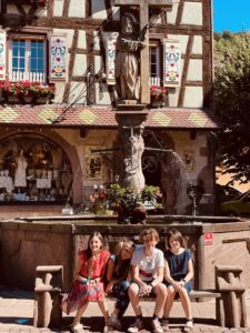 Sur la route des vacances, on visite Kayserberg en Alsace.