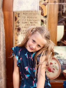 Sur la route des vacances, on visite Kayserberg en Alsace.