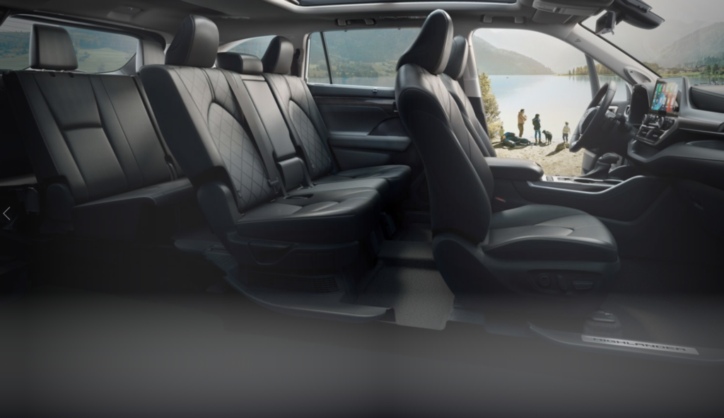 La place centrale du second rang reste très étroite - Toyota Highlander