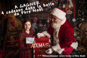 Le Père Noël arrive avec des cadeaux au studio Petite Snorkys !