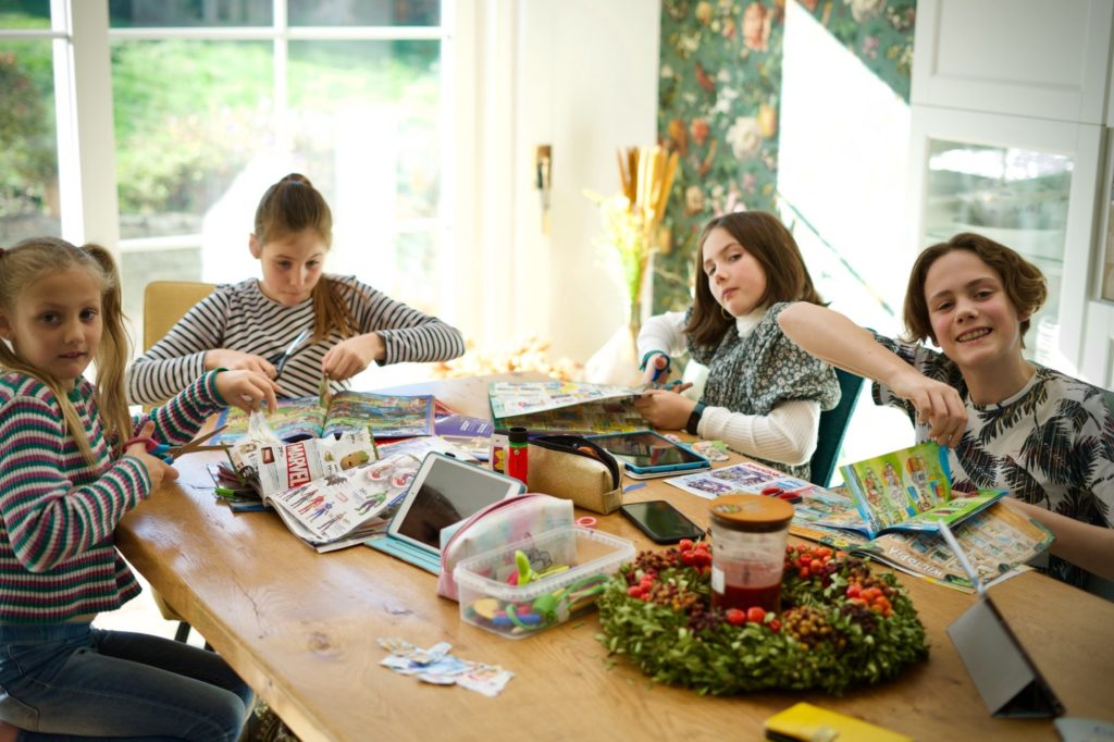 2022, les 4 préparent leur lettre à Saint Nicolas