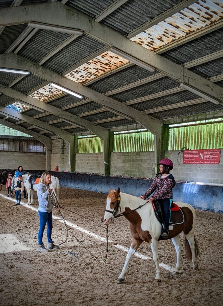 Alice a commencé des cours d'équitation à l'Eperon