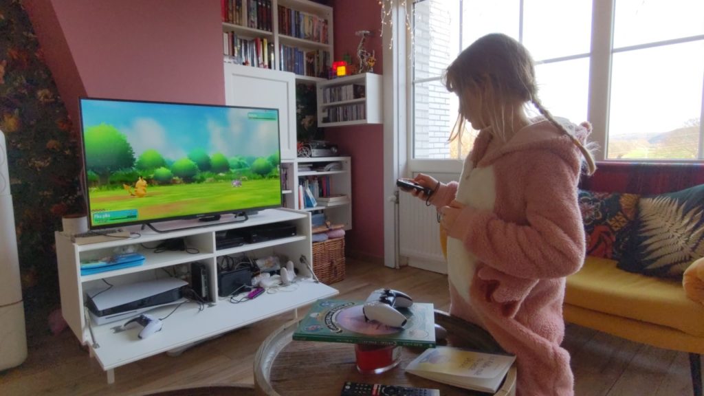 Rose découvre Pokemon, le jeu