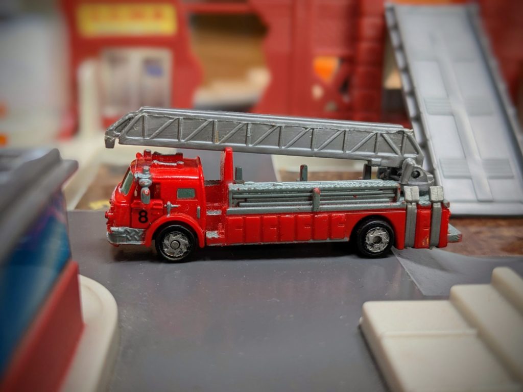 Hook & Ladder Fire Truck - Fire & Rescue #33 - Micro Machines, 1995